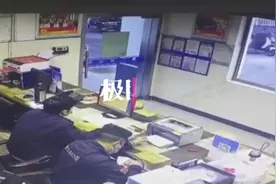 “头盔哥”跑进派出所丢下千元支持杭州抗疫，民警将钱转交红十字会图片