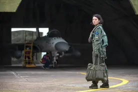 绿媒炒作台军女飞行员“拦截”大陆军机，网友：伴飞说成“拦截”，可笑至极图片