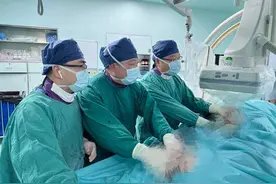 除夕夜，湘雅医院来了一名危重患者……图片