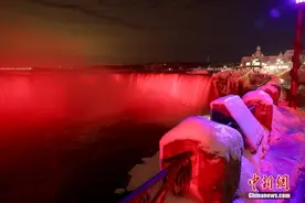 加拿大著名景点尼亚加拉大瀑布点亮“中国红”图片