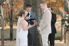 美国一新娘为丈夫的听障父母学手语 在婚礼上用手语说誓言图片