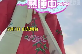 萌娃在庙会上表演时呼呼大睡 市民：感觉挺搞笑图片