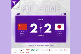 快评：泪目！有一种精神叫“铿锵玫瑰”，比赢球更动人的，是“不抛弃不放弃”图片