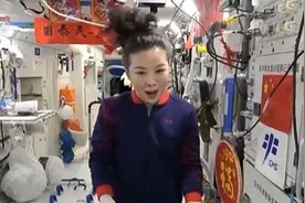 “天宫课堂”为冬奥开讲，王亚平老师在空间站这样“变”出奥运五环图片