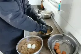 警犬春节都吃啥？ 加餐俩鸡蛋