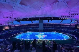 还有半小时！鸟巢点亮世界最大地屏图片