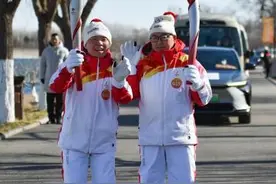 “双奥音乐人”王平久任“双奥”火炬手：没有比“一起”更重要的事情图片