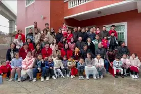 福建一大家庭四代61人拍下最齐全家福，网友：羡慕这样的幸福图片