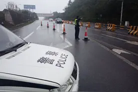 车辆请绕行！成渝环线高速公路车流量大 四川泸州蓝田往宜宾方向暂时禁止通行图片