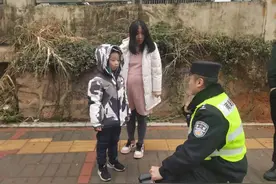 男童街头追着无人机喊爸爸，被拦下后说出实情让人破防！图片