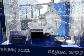 日本记者赞冬奥期间中国防疫：厚重防护服下是含笑的眼睛图片