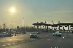 返济车流量大，济南莱芜东、钢城等高速入口通道暂时关闭图片