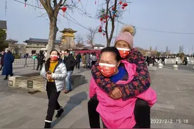 63岁儿媳背95岁婆婆游景区，儿子：平时她也总背着、牵着咱妈图片