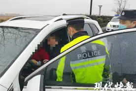 男子报警：老婆开车跑了，要带孩子冲到海里……图片