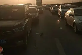 高速路堵车干点啥？情侣下车拥吻秀恩爱图片