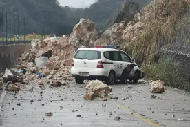 许广高速清远一路段巨石砸落，北行车辆实施分流绕行图片