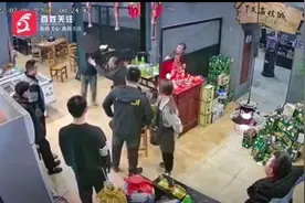 男子在烧烤店猛敲自己头部三下 老板：他喝多了 头没出血图片