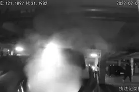 车子后备箱内烟花自燃，警察蜀黍秒变“救火英雄”图片