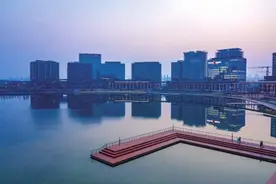 玻璃幕墙 波光潋滟 夜景如画…… 跟着镜头看看金融岛的“高颜值”吧图片