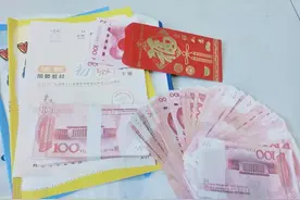 两万元现金竟落车座！失主拨打车队调度电话终寻回图片