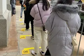 迪士尼虎年新春达菲系列商品线下销售首日，未中签粉丝“蹲”宝贝，愿剪标+回访力证非二道贩子图片