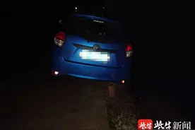 窄路两车相会判断失误，他驾车让行结果滑落路旁水沟中图片