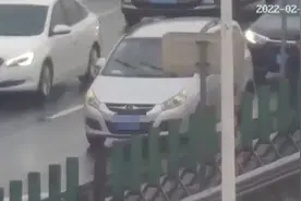 杭州高速上大哥上演“辣眼一幕”……被监控抓个正着图片