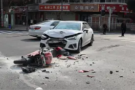 四川绵阳一摩托车驾驶员被撞飞15米，一个头盔保性命图片