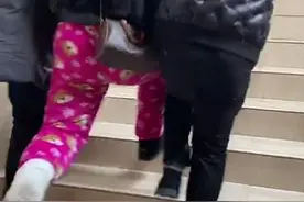 三缺一江湖救急！重庆一女子腿摔断了，被抬上桌打麻将图片