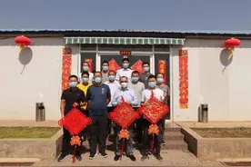 在赤道边修路的山东人图片