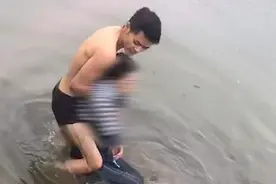 广东东莞一女子河边饮酒后欲轻生，钓友跳入冰冷河中将人救起视频封面