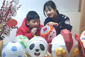 点赞！喜爱画画的警娃手工制作冬奥吉祥物图片