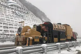 500℃热风快速化冰，京礼高速首用融冰车保道路畅通视频封面