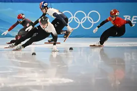 武大靖卫冕失败，王濛看回放：黄大宪这个抬刀动作也太危险了图片