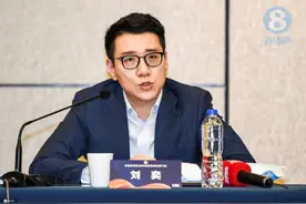 足球报评限薪：也应出台最低薪酬标准，球员职业寿命只有10到15年图片