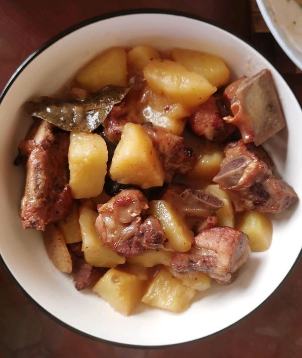 家常土豆炖排骨的做法（土豆炖排骨的家常做法）