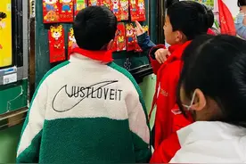 开学返校日，小学生抽中惊喜红包，引全班沸腾图片