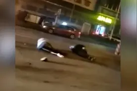 交警辟谣“醉酒情侣躺路上亲热被撞”：男性系为拉回醉酒女性视频封面