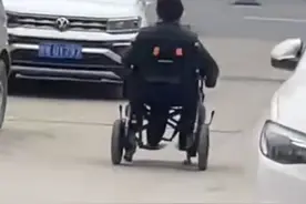 笑哭！安徽一奶奶骑走老伴轮椅打麻将，网友：爷爷在风中凌乱图片