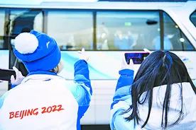 青春冬奥｜告别时刻隔窗比心图片