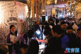 这群学生聚在烟台山，干了啥？图片