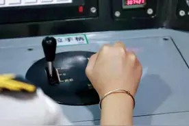地铁行驶时，地铁司机在看什么？图片