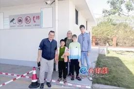老外：我在高速路“捡”到小男孩图片