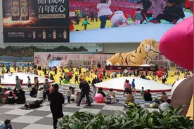 游乐园变“忘崽乐园”：工作人员举牌牵着一群孩子找妈妈图片