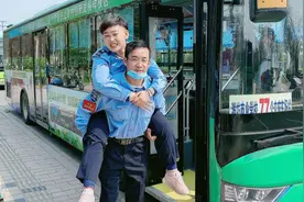 潍坊五星公交驾驶员夫妻：一天只见十分钟，十米车厢也是家图片