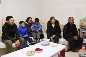 跨越14个时区的爱恋图片