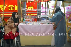 不服输！玉林80后姑娘16岁全身瘫痪，如今摆摊成“最美簪娘”图片