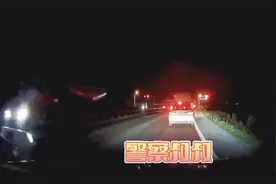 四川两萌娃在爸爸车上喊警察叔叔，下一秒叔叔真的追来了图片