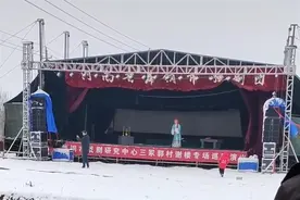剧团回应“风雪中演出观众寥寥无几”：只要观众没喊停就不能停图片