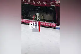 剧团回应“风雪中演出观众寥寥无几”：只要观众没喊停就不能停图片